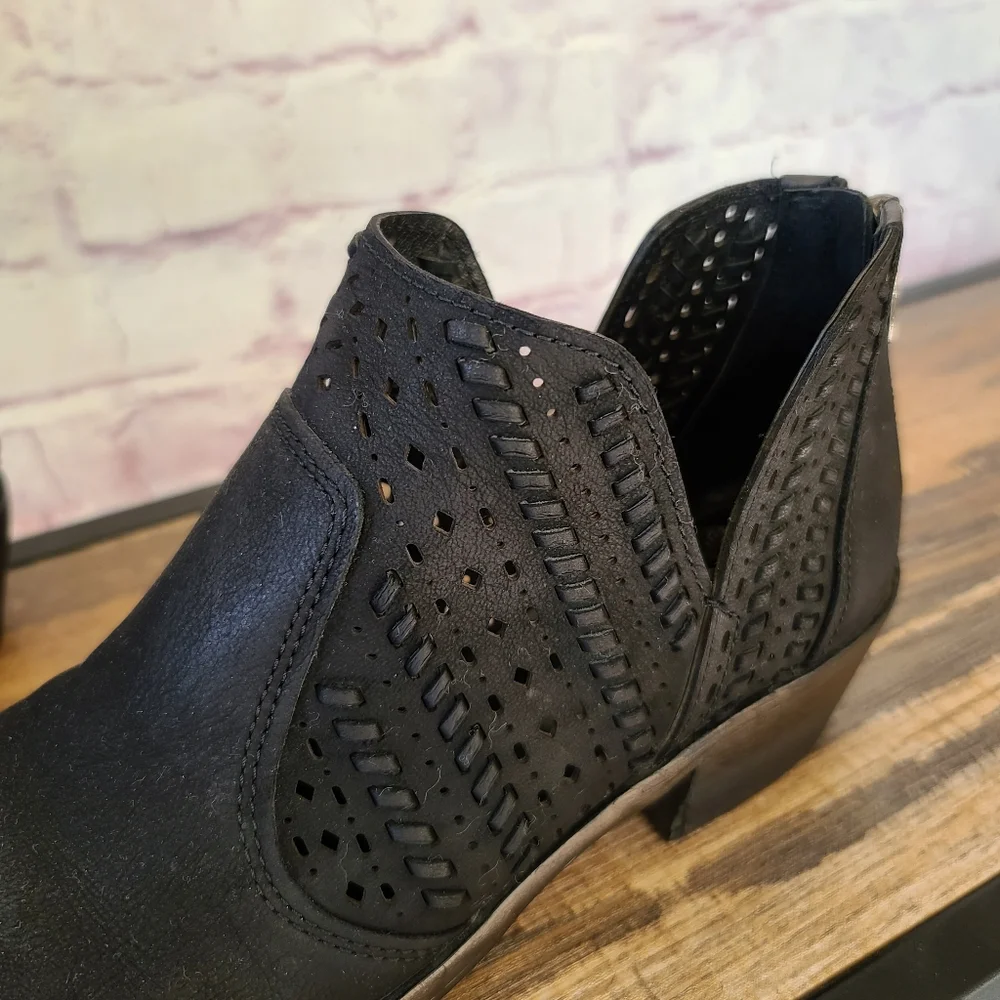 Vince Camuto Black Leather Cutout Chelsea Ankle Bootie Western Boho 8.5M